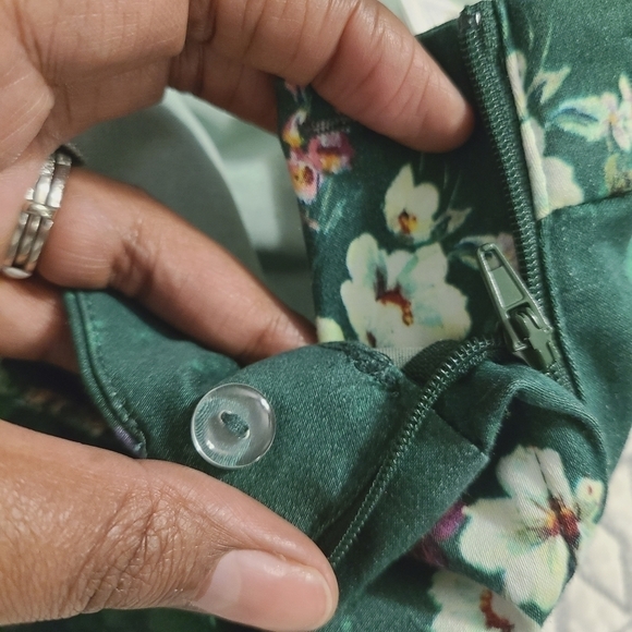 H&M | Women's Green Floral Pull-on Style Straight Ankle Pants (Size 8) - Picture 8 of 15